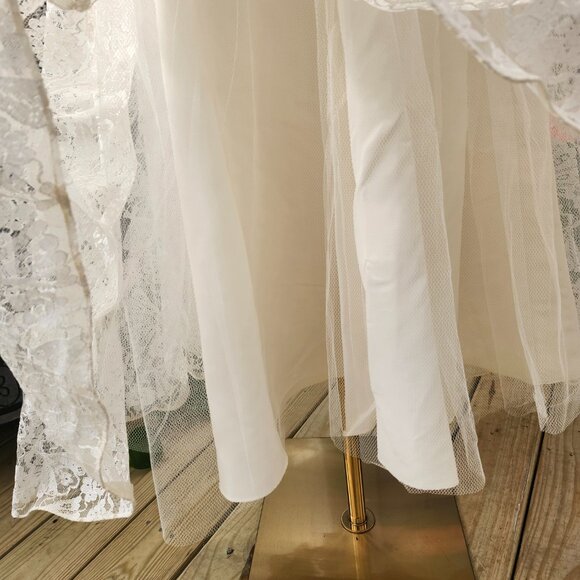 Vintage 1950s Fan Lace Wedding Gown with Beaded Illusion Neckline - Picture 9 of 15